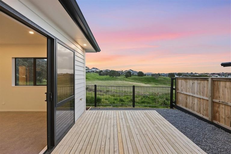 Photo of property in 50 Whakairo Crescent, Gulf Harbour, Whangaparaoa, 0930
