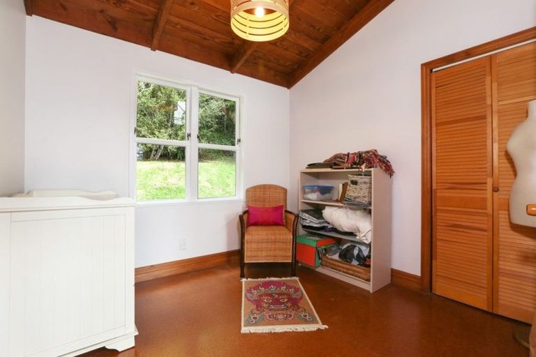 Photo of property in 64 Mountain Road, Henderson Valley, Auckland, 0612