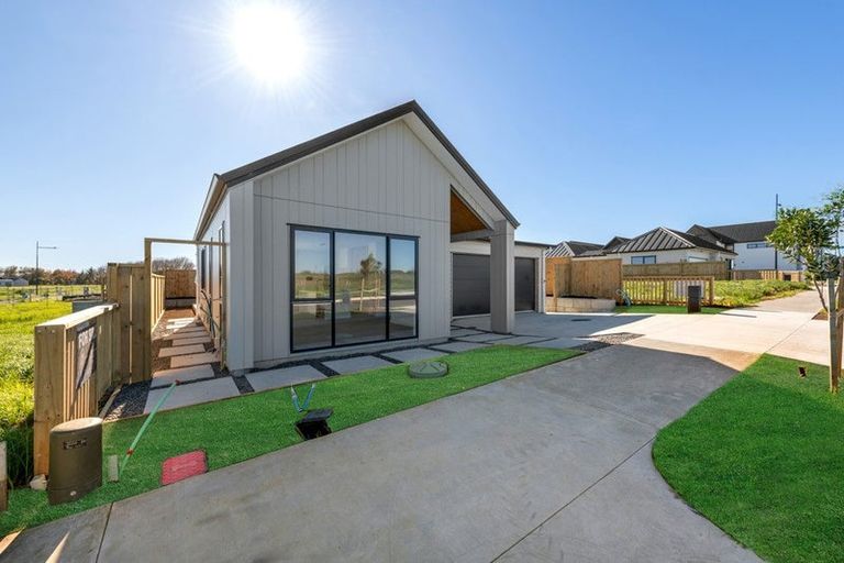 Photo of property in 81 Maungakaraka Road, Karaka, 2580