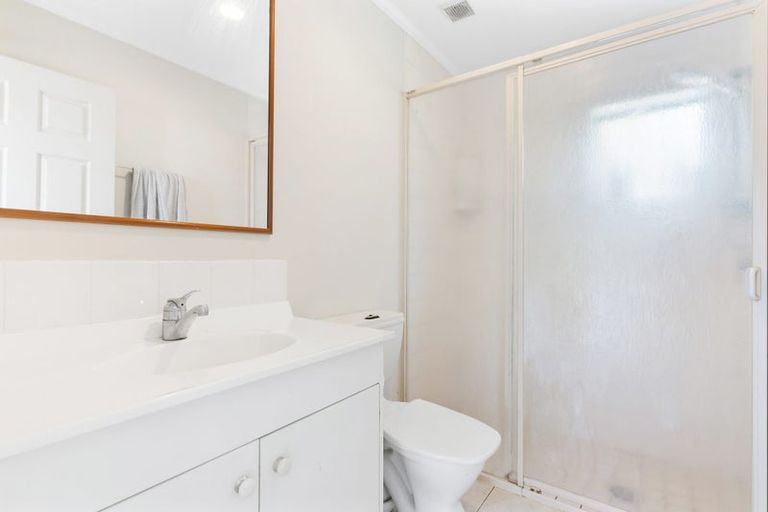 Photo of property in 33b Dalwhinnie Parade, Highland Park, Auckland, 2010