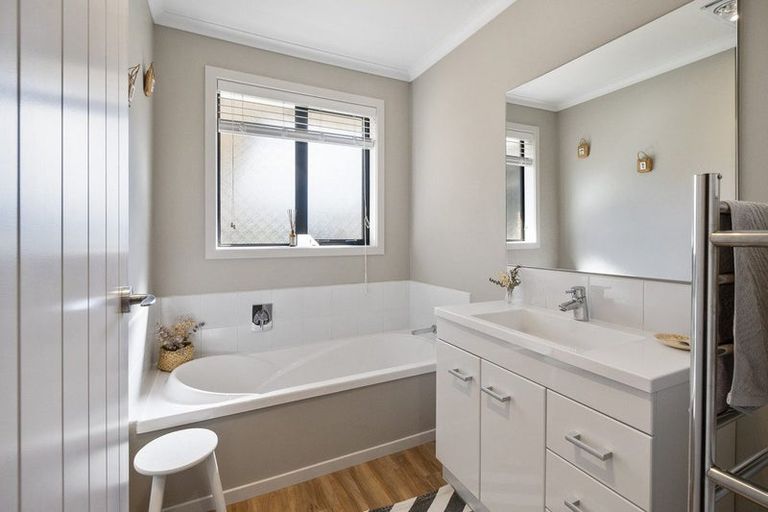 Photo of property in 16 Chestnut Close, Kelvin Grove, Palmerston North, 4414