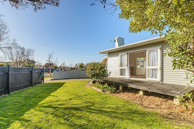 Photo of property in 24 Holdsworth Avenue, Milson, Palmerston North, 4414