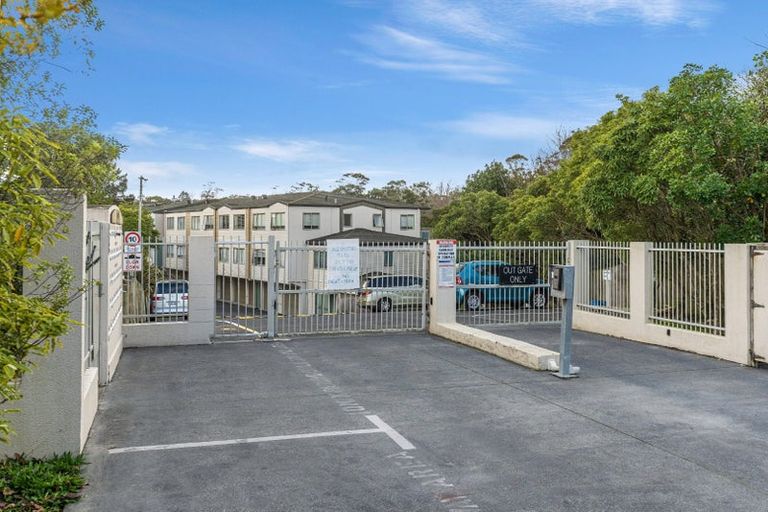 Photo of property in The Haven, 4/120 Beach Haven Road, Beach Haven, Auckland, 0626