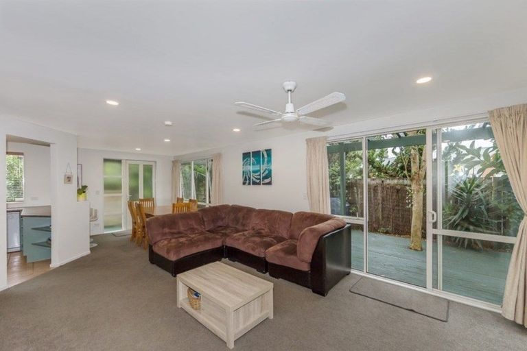 Photo of property in 18b Holiday Road, Stanmore Bay, Whangaparaoa, 0932