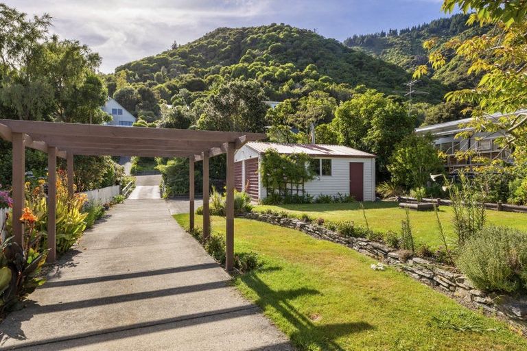 Photo of property in 5 Amelia Crescent, Waikawa, Picton, 7220