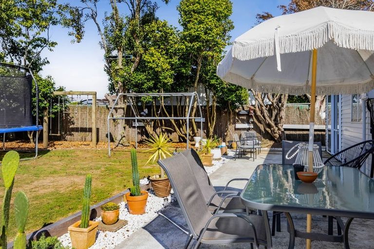 Photo of property in 15 Bone Crescent, Hawera, 4610