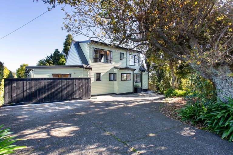 Photo of property in 28 Sunset Road, Unsworth Heights, Auckland, 0632