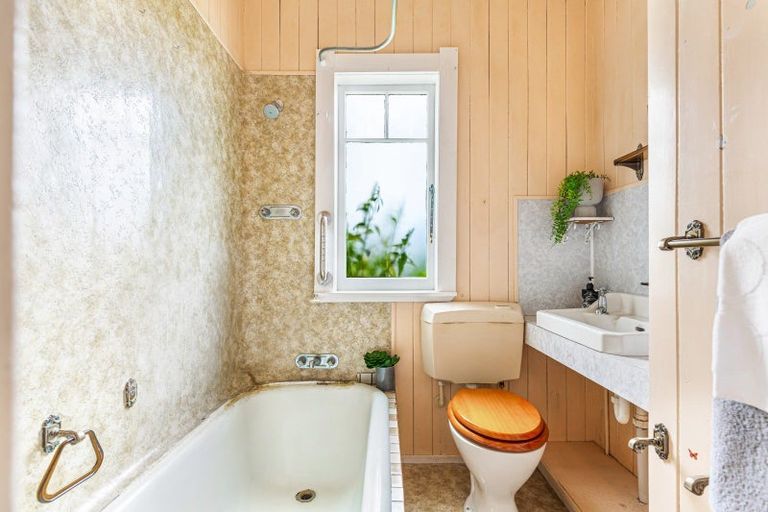 Photo of property in 22 Merani Street, Narrow Neck, Auckland, 0622