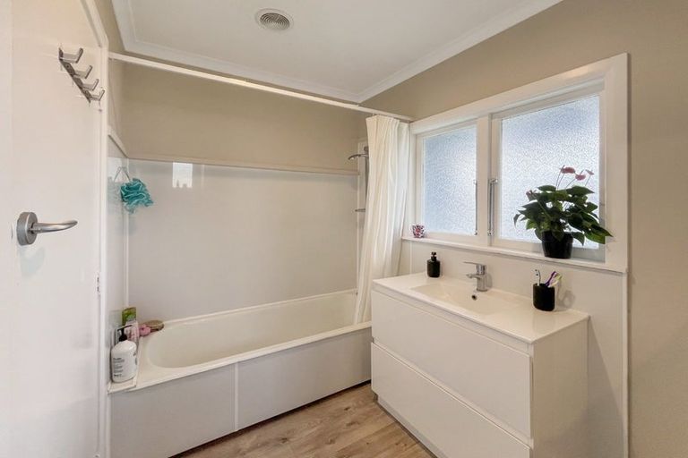 Photo of property in 4 Bristol Crescent, Roslyn, Palmerston North, 4414