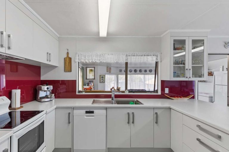Photo of property in 18 Swinbourne Street, Waverley, 4510