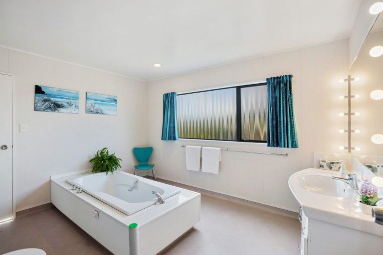 Photo of property in 23 Miro Road, Raumati South, Paraparaumu, 5032