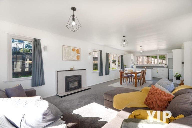 Photo of property in 22 Longcroft Terrace, Newlands, Wellington, 6037