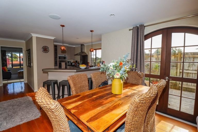 Photo of property in 16 La Lena Grove, Fitzherbert, Palmerston North, 4410