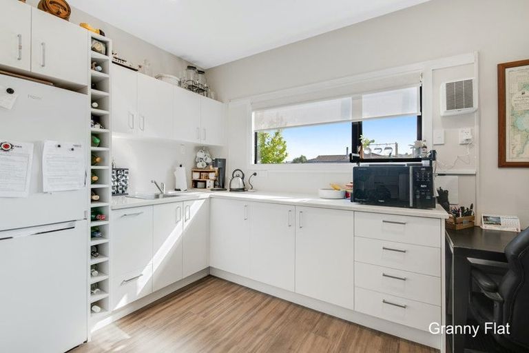 Photo of property in 17 Leiden Place, Totara Vale, Auckland, 0629