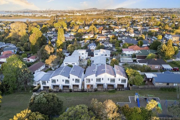 Photo of property in 7/30a Tirimoana Road, Te Atatu South, Auckland, 0602