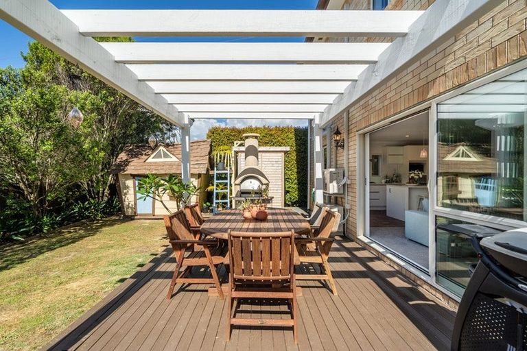 Photo of property in 17 Witton Place, Schnapper Rock, Auckland, 0632