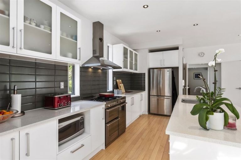 Photo of property in 18 Kahikatea Close, Campbells Bay, Auckland, 0630