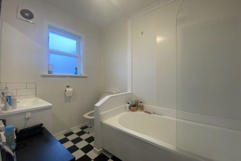 Photo of property in 68 Glanmire Road, Newlands, Wellington, 6037