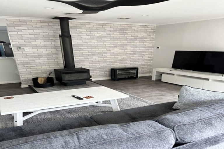 Photo of property in 114 Pinehaven Road, Pinehaven, Upper Hutt, 5019