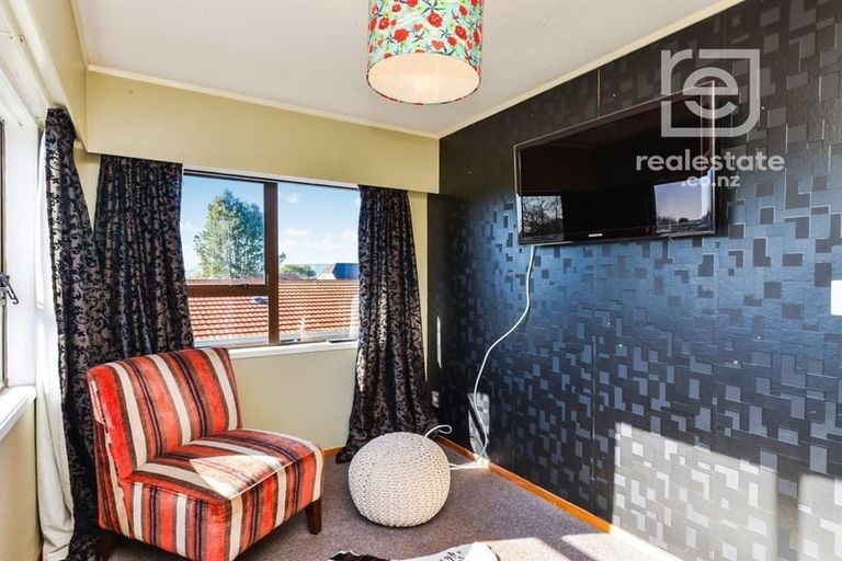 Photo of property in 18 Walter Strevens Drive, Conifer Grove, Takanini, 2112