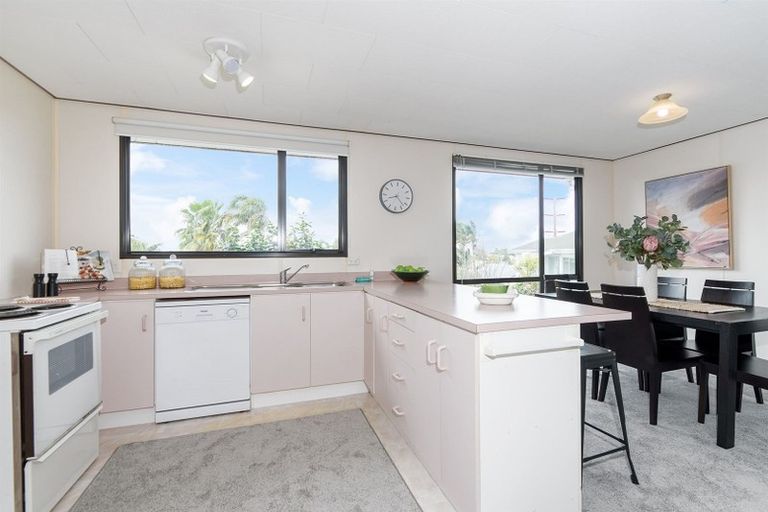Photo of property in 72 Totaravale Drive, Totara Vale, Auckland, 0629