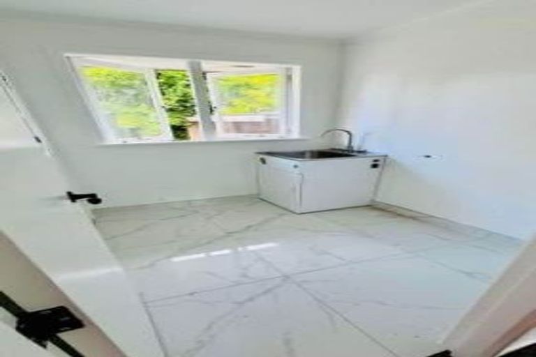 Photo of property in 17 Kuaka Place, New Lynn, Auckland, 0600