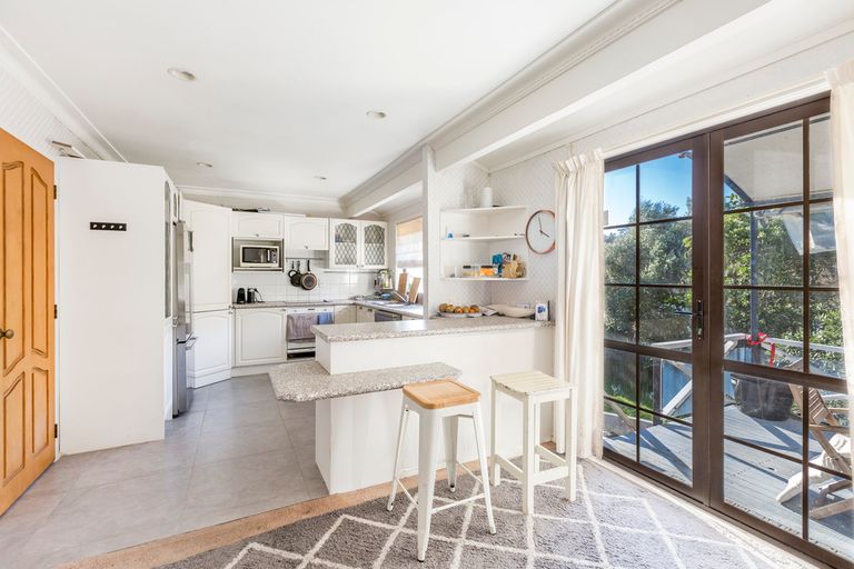 Photo of property in 30 Hoskins Avenue, Hillsborough, Auckland, 1042