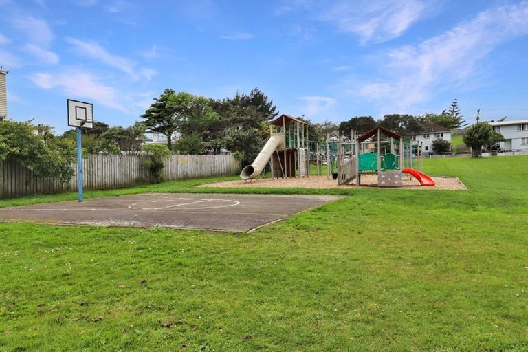 Photo of property in 32 Victory Crescent, Tawa, Wellington, 5028
