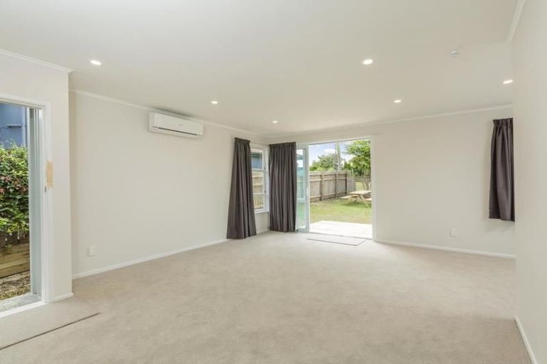 Photo of property in 1/862 East Coast Road, Northcross, Auckland, 0630