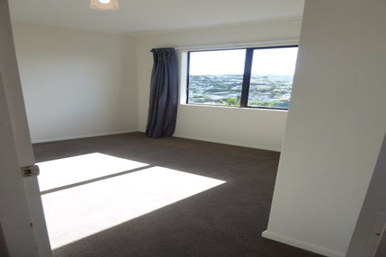 Photo of property in 14a Warrington Grove, Newlands, Wellington, 6037