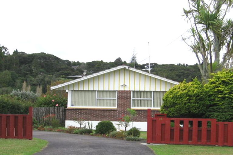 Photo of property in 14 Huruhuru Road, Massey, Auckland, 0614