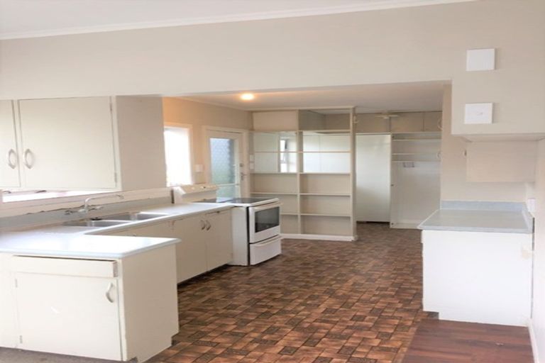 Photo of property in 68 Hobsonville Road, West Harbour, Auckland, 0618