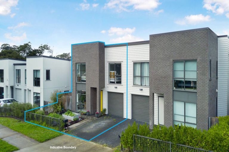 Photo of property in 16 Waimoana Close, Massey, Auckland, 0614