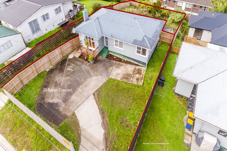 Photo of property in 20 Sylvan Crescent, Te Atatu South, Auckland, 0610