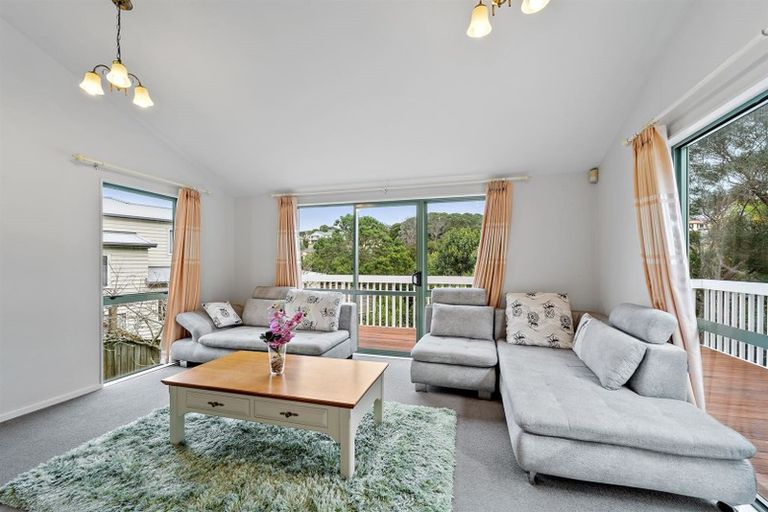 Photo of property in 32a Deverell Place, Northcross, Auckland, 0632