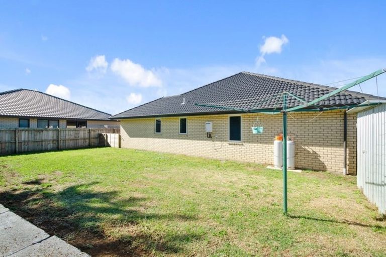 Photo of property in 5 Dumas Place, Rosehill, Papakura, 2113