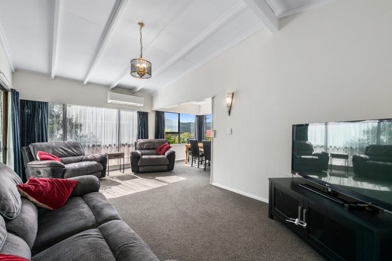 Photo of property in 43 Franklyn Road, Tawa, Wellington, 5028