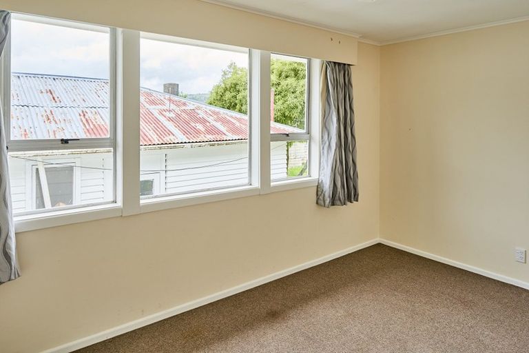 Photo of property in 4 Thomson Grove, Stokes Valley, Lower Hutt, 5019