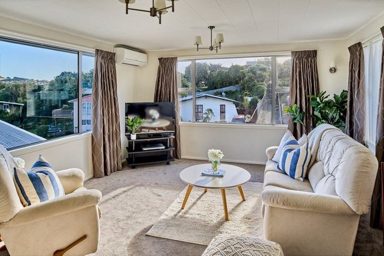 Photo of property in 54 Gloaming Hill, Titahi Bay, Porirua, 5022