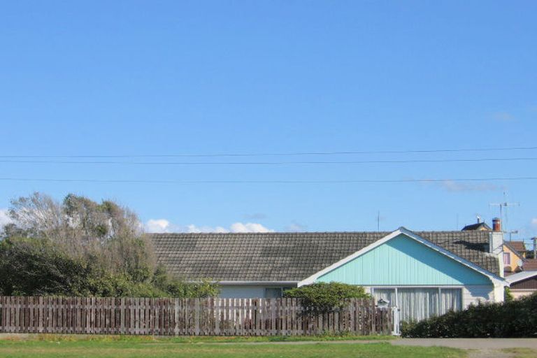 Photo of property in 20 Avenue Road, Foxton, 4814