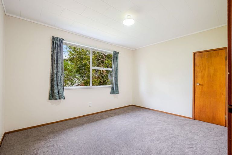 Photo of property in 27 Temuri Place, Glendene, Auckland, 0602