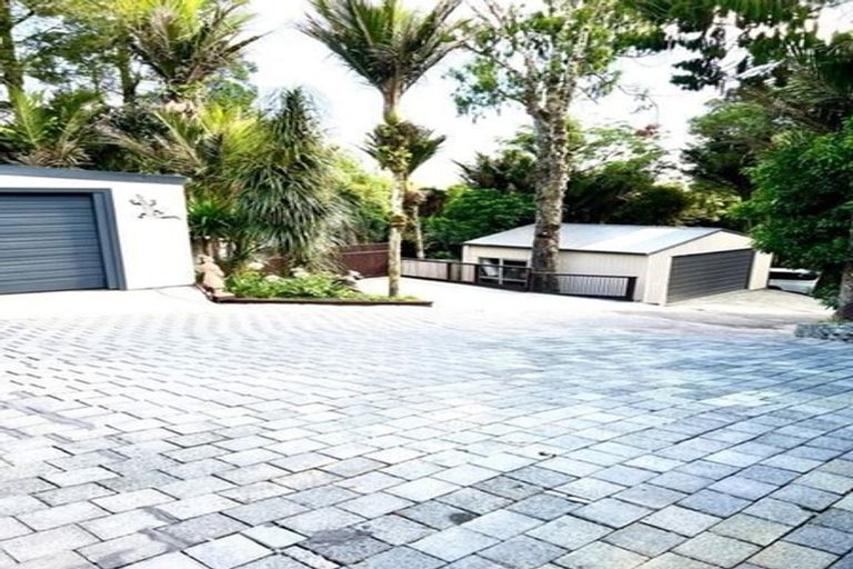 Photo of property in 560 Scenic Drive, Waiatarua, Auckland, 0612