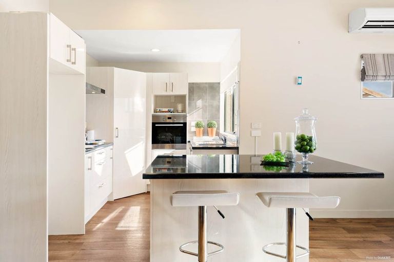 Photo of property in 4/62 Fernhill Way, Oteha, Auckland, 0632