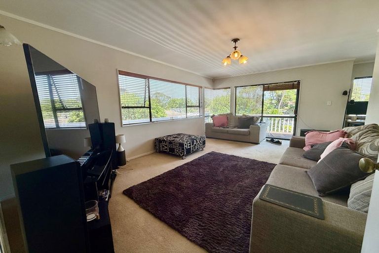 Photo of property in 1/8 Ronald Macken Place, Windsor Park, Auckland, 0632