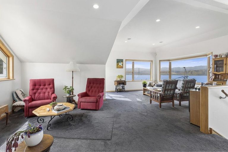 Photo of property in 156 Nevay Road, Karaka Bays, Wellington, 6022