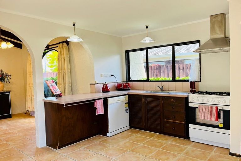 Photo of property in 11 Walter Strevens Drive, Conifer Grove, Takanini, 2112