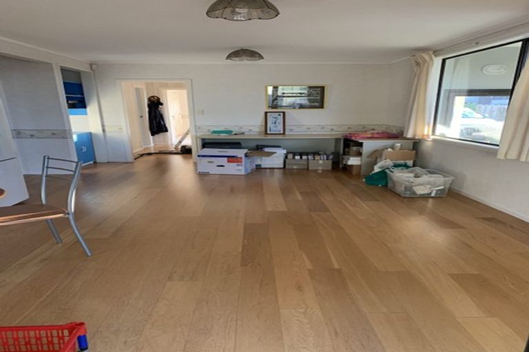 Photo of property in 17 Waller Avenue, Bucklands Beach, Auckland, 2012