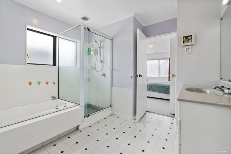 Photo of property in 143 Botany Road, Botany Downs, Auckland, 2010