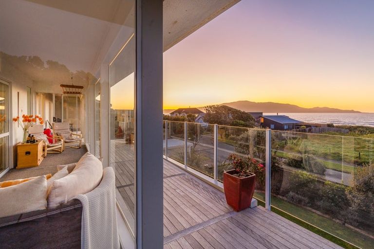 Photo of property in 8 Ara Kuaka, Waikanae Beach, Waikanae, 5036