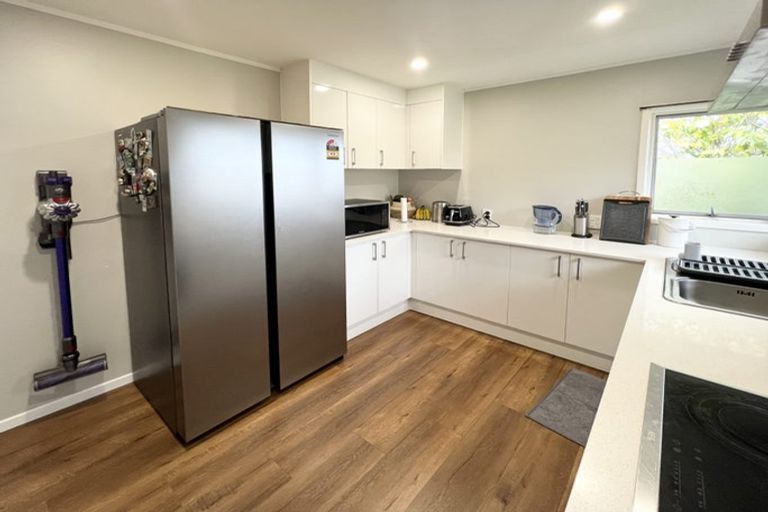 Photo of property in 1/214 Sunnynook Road, Totara Vale, Auckland, 0627